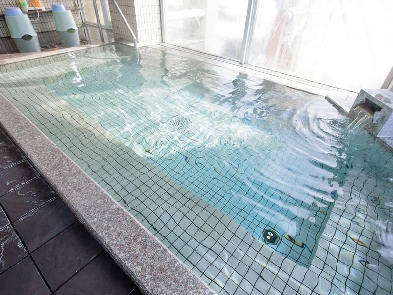 【彦星/男性用大浴場】鳥海山の伏流水が湧き出た温泉。肌あたりの優しい湯で、老若男女から親しまれている
