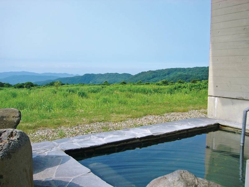 【織姫/女性用大浴場】鳥海山の伏流水が湧き出た温泉。肌あたりの優しい湯で、老若男女から親しまれている。※冬季は露天風呂の入浴不可