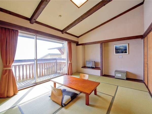 【和室10畳/例】テラスの付いたお部屋は、ダイナミックな鳥海山や庄内平野を楽しむことができます
