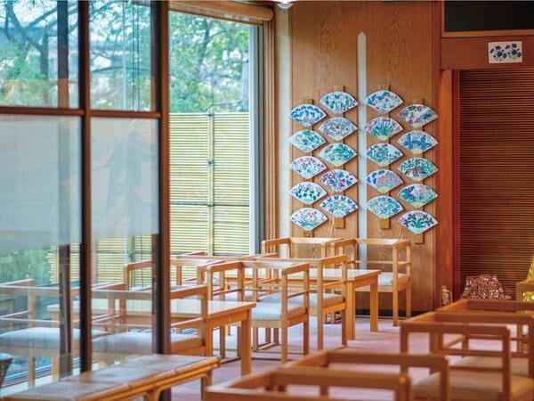 【ロビー】九谷焼陶芸品を設えたりほっと落ち着くスペースとなっています
