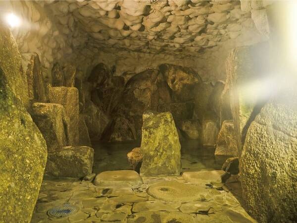 【洞窟風呂】巨岩を組み合わせて作られた神秘的な空間。男女露天風呂の先にあり混浴。