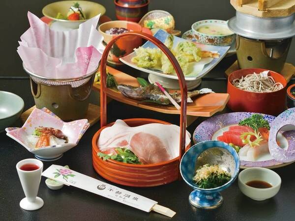 【夕食/例】この土地でしか飼育されない幻の豚「千代幻豚」を贅沢にしゃぶしゃぶで。地産の食材を中心に料理長が腕を振るう懐石料理を心行くまで堪能