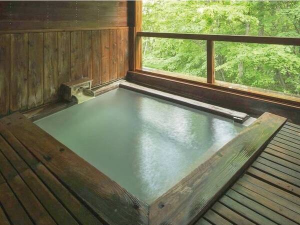 【やすらぎの湯】 全面木造りのまるで湯治場のような雰囲気の温泉浴場