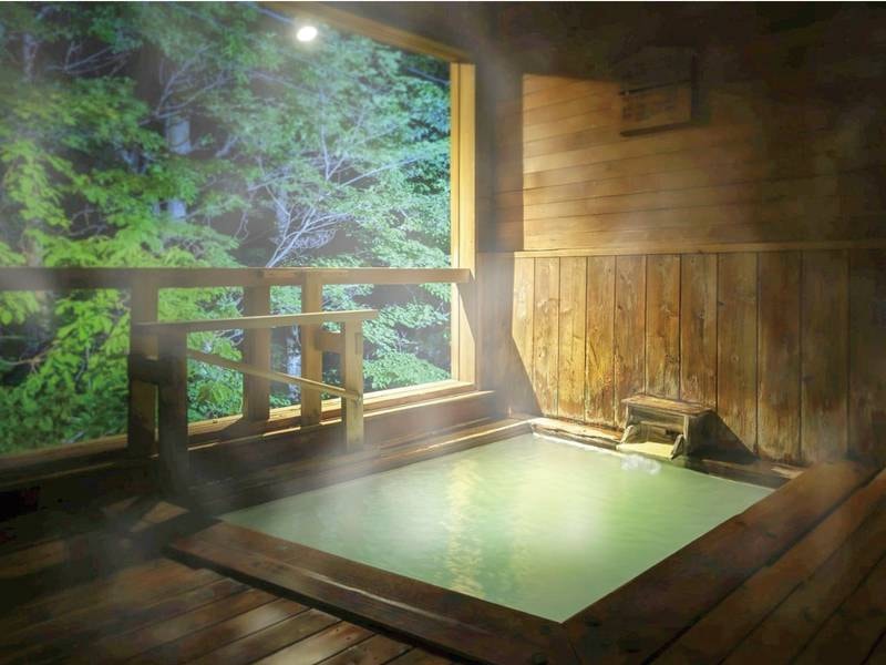 【かもしか遊びの湯】露天風呂も併設された森を眺める温泉浴場。