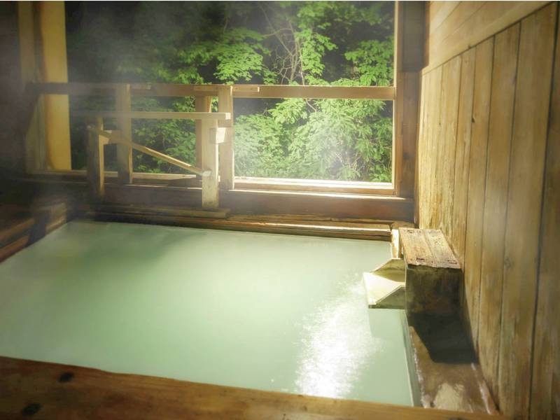 【かもしか遊びの湯】露天風呂も併設された森を眺める温泉浴場。