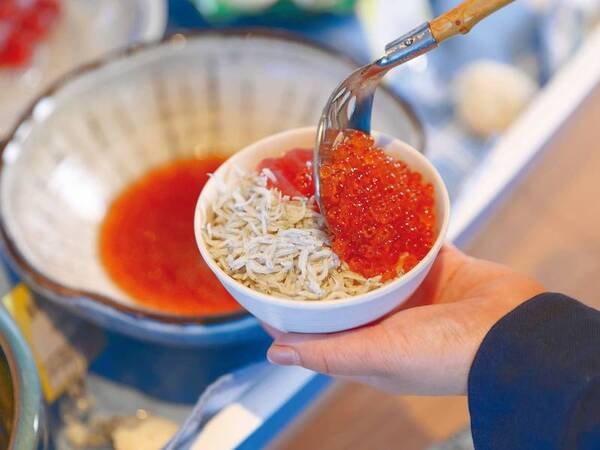 【朝食/写真一例】大人気のいくらかけ放題！