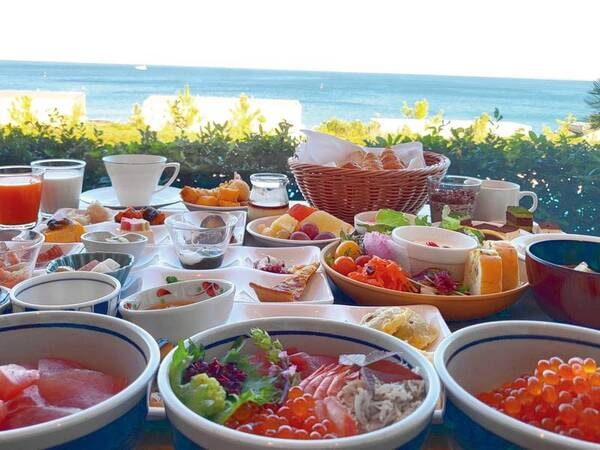 【朝食/写真一例】海を望むレストランで朝からパワーチャージ！