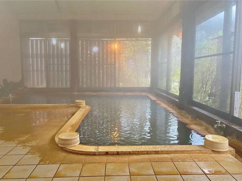 【大浴場】贅沢な源泉100％かけ流しを堪能でき、鉄分豊富なにごりの湯で体の芯から温まることが出来ます