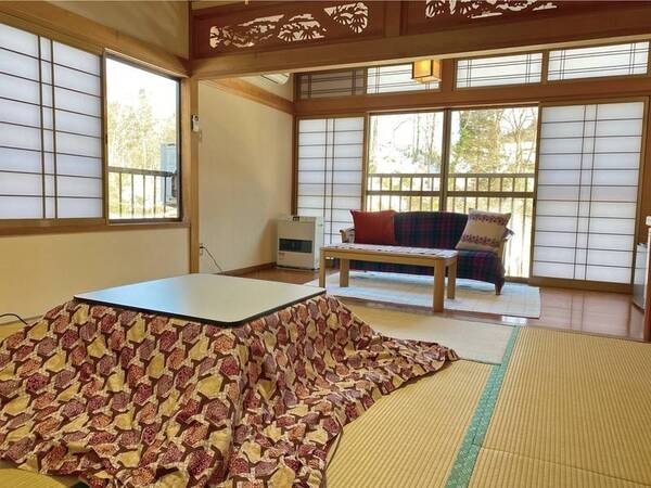 【客室/例】冬はこたつをご用意。人数に合わせ6畳~10畳の和室へご案内(宿お任せ)。窓からは只見川や大谷川が望め、川音が旅の疲れを癒します※トイレは共同となります(客室にございません)