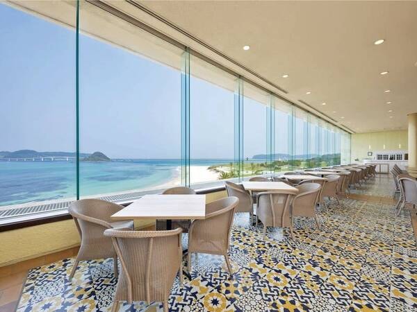 【食事会場/例】レストラン「Belvedere」。壁一面の広い窓から角島大橋を一望