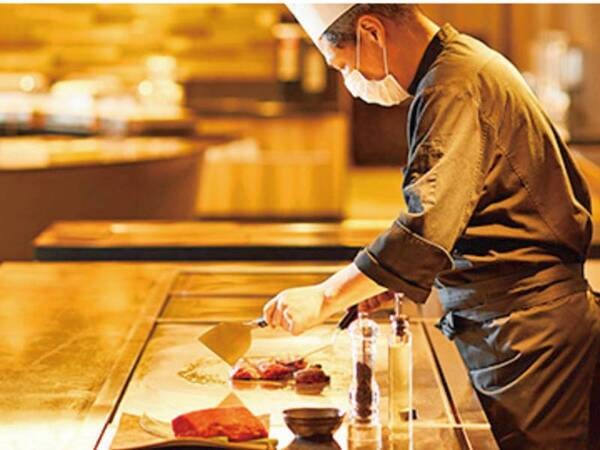 【夕食ビュッフェのライブキッチン/例】シェフが目の前で調理するアツアツの国産牛鉄板焼きが大好評！