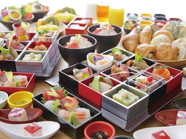 【朝食ビュッフェ/例】ベジフルスタジアム（福岡市中央卸売市場青果市場）から直接仕入れた新鮮な野菜やフルーツが、新しい一日を健やかに彩ります。