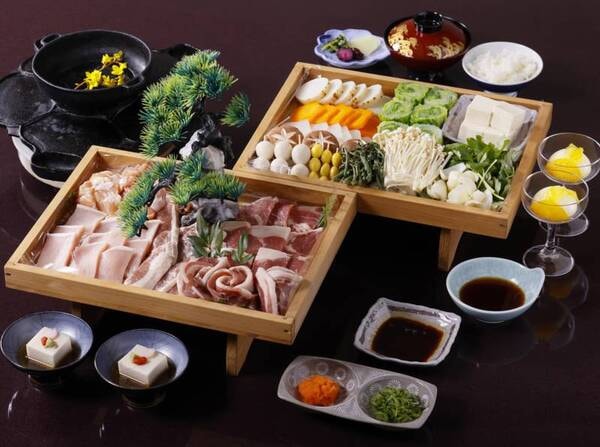 義経鍋のお手軽プラン（量少な目）夕食写真一例（肉盛り・野菜盛りは3名分）