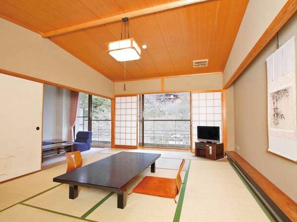 【東館和室】ご家族やご夫婦にオススメ。部屋毎に異なる眺望で、奈良の歴史と自然の移ろいを感じて頂けます。