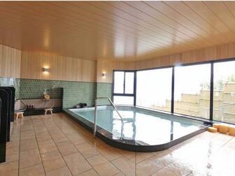 湯の宿 宮浜グランドホテル/大浴場(岩国側)和柄タイルと檜を配した落ち着いた雰囲気。日毎に男女入替