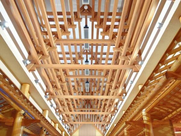 【ロビー】木材を組み上げた独創的な天井も一見の価値あり