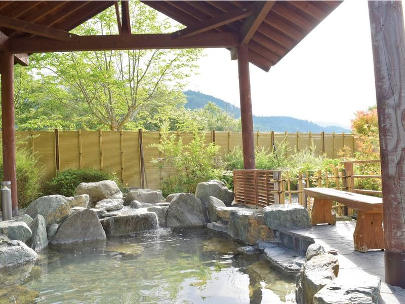 四季折々の自然に囲まれた開放感あふれる露天風呂
