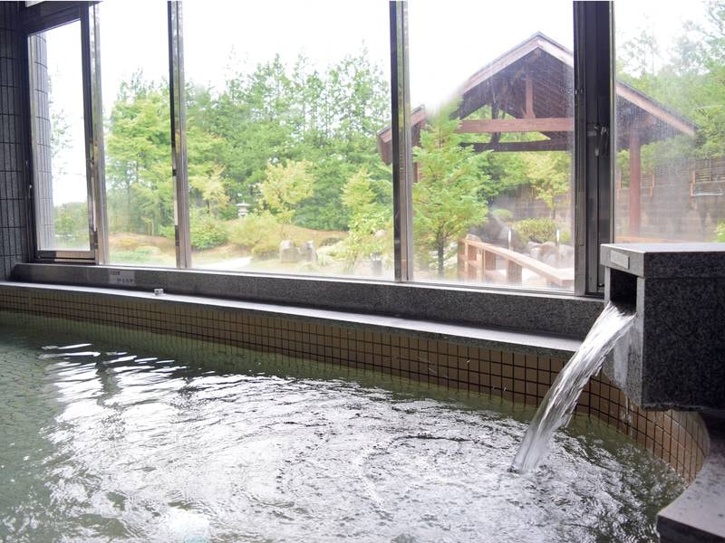 肌あたりの柔らかな湯が注ぐ内湯