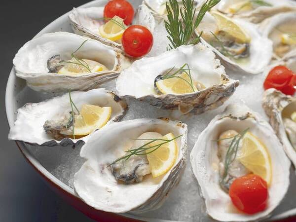 【夕食/約50種のディナービュッフェ】スチームオイスターも楽しめる