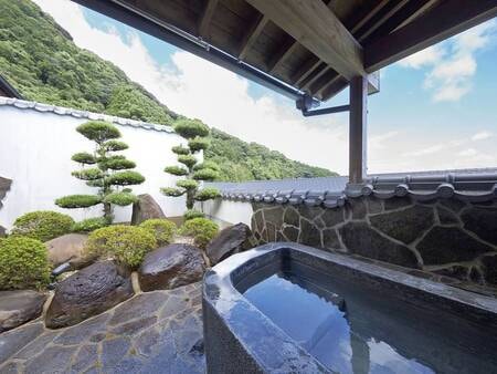 【露天風呂付き客室/例】天然石でできた露天風呂付※客室のお風呂は温泉ではありません※お部屋まで少々距離があり、階段がある場合あり