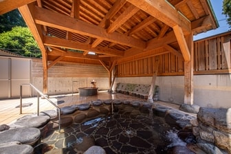 九頭竜ホテル　フレアール和泉／【「平成の湯」の露天風呂】宿に隣接する温泉温浴施設。五右衛門風呂やサウナ等も完備（火・水曜定休）