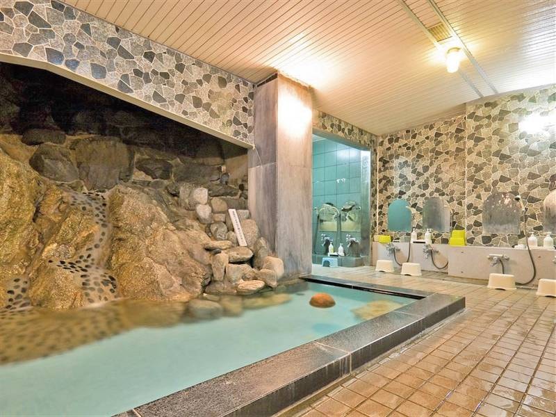 【大浴場】天然岩が特徴的な大浴場