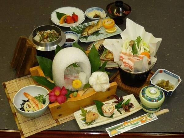 【海の幸会席/例】毎朝、市場で仕入れた新鮮な海の幸と季節の山の幸をお召し上がり頂けます。 旬づくしなので美味しいとこ取り