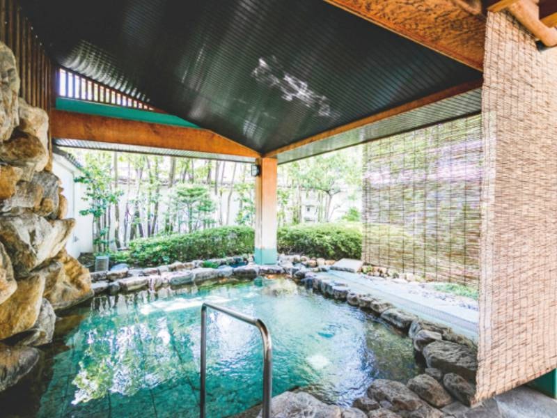 【大浴場】日本庭園を望む