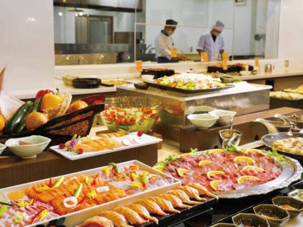 【バイキング例】オープンキッチンで焼立て牛ステーキ、ひおうぎ貝焼、お鮨など瀬戸内の幸が食べ放題