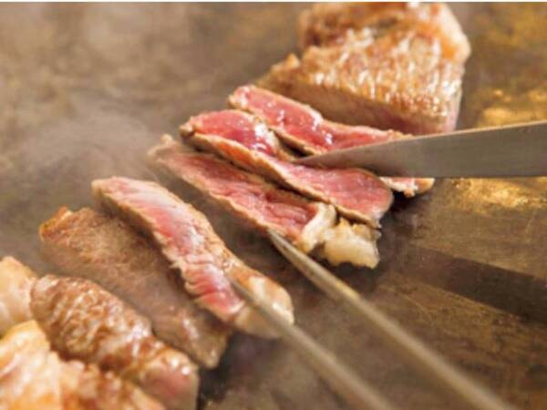 【バイキング例】オープンキッチンで焼立て牛ステーキ

