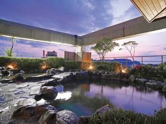 道後の宿 花ゆづき/【大浴場/例】市街地を望む露天風呂。夕焼けや夜空など、美しい情景を眺める