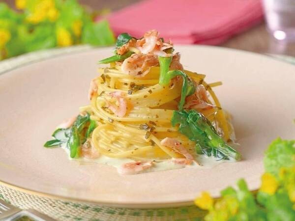 【春メニュー/25年3月1日～6月30日まで】桜えびと菜の花のクリームパスタバジル風味/例