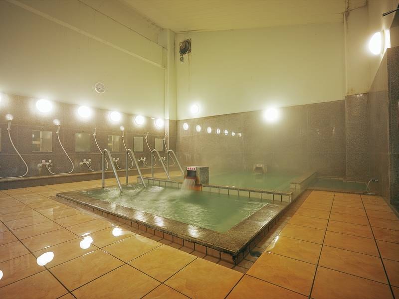 【源泉かけ流し大浴場】源泉を薪で沸かしたため、とても滑らかな湯が自慢！