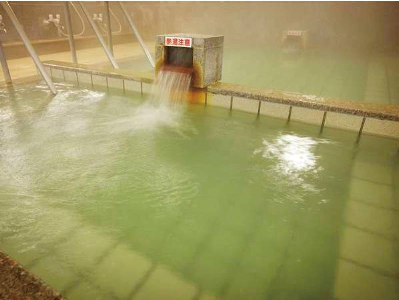 【源泉かけ流し大浴場】源泉を薪で沸かしたため、とても滑らかな湯が自慢！