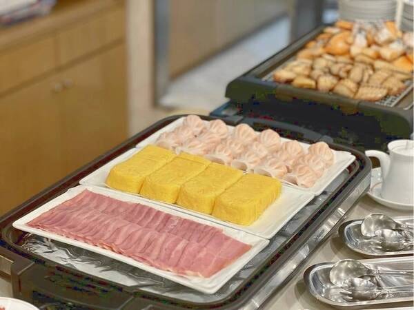 【和洋朝食バイキング/例】ベーコン、出し巻き卵、海老シュウマイ