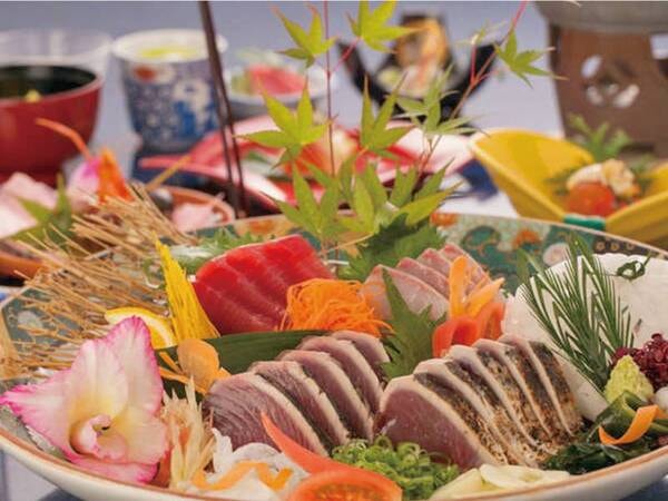 【お造り大皿盛と土佐の味会席/例】大皿に盛り付けた、皿鉢(さわち)料理でいただく刺身盛り合わせ(人数盛)