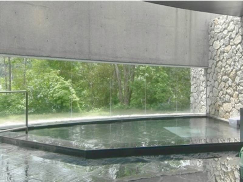 【女性浴場】黒大理石を使った落ち着いた雰囲気の浴場。ミストサウナを完備。