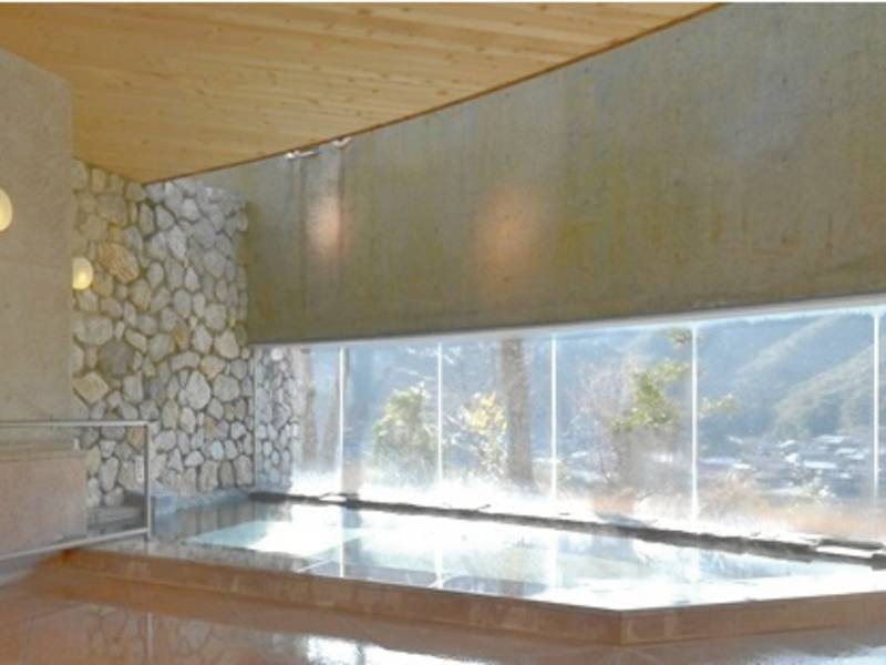 【男性浴場】大理石を使った柔らかな雰囲気の浴場。ドライサウナもあり