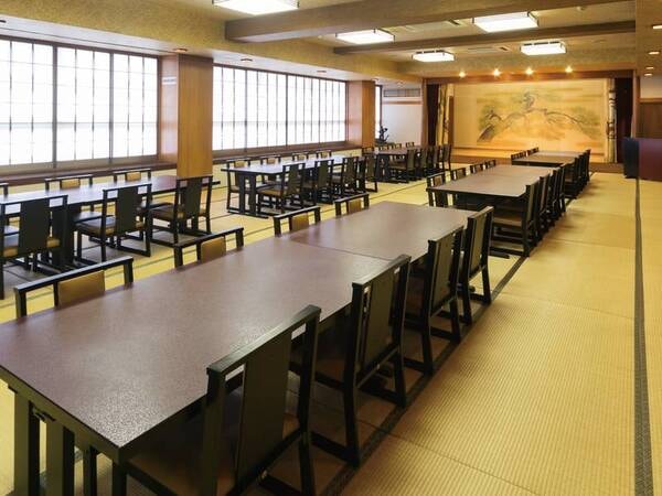 団体でも食事可能な「亀の間」