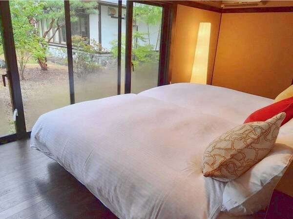 【禁煙】和洋室★和モダンベッドタイプ／写真例　ゆったりとしたセミダブルベッドをご利⽤