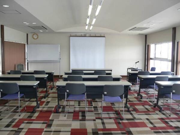【クラブハウス】定員60名の会議室。様々な利用が可能※別途宿へ要申込（有料）