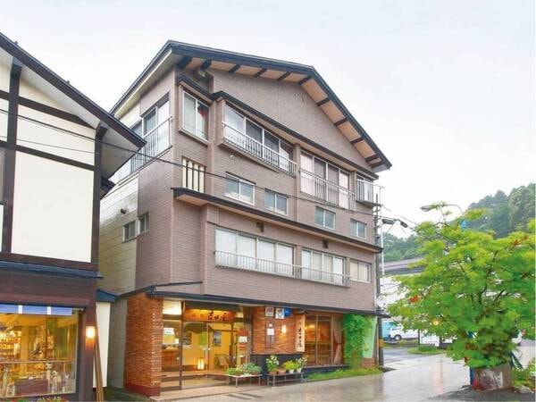 【外観】蔵王温泉の温泉街中心にある老舗旅館
