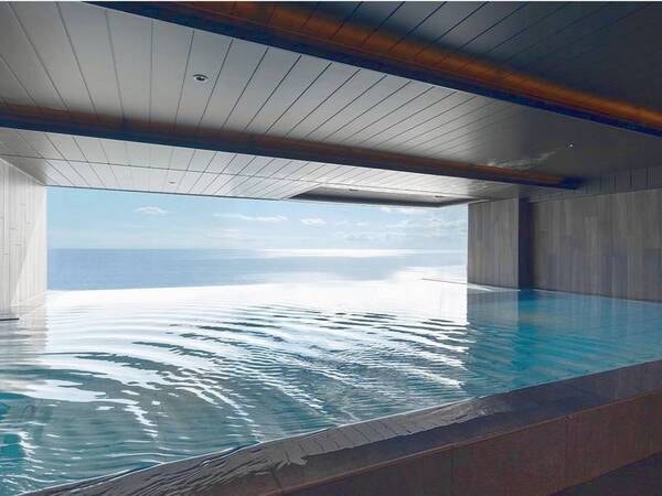 【露天風呂】黄金色に染まる海を眺め、心地よい潮風を感じながらゆったりとした温泉時間をお過ごしください