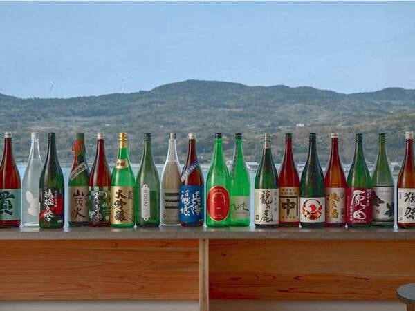 日本酒BAR「海と月」には山口県の地酒がずらりと並ぶ