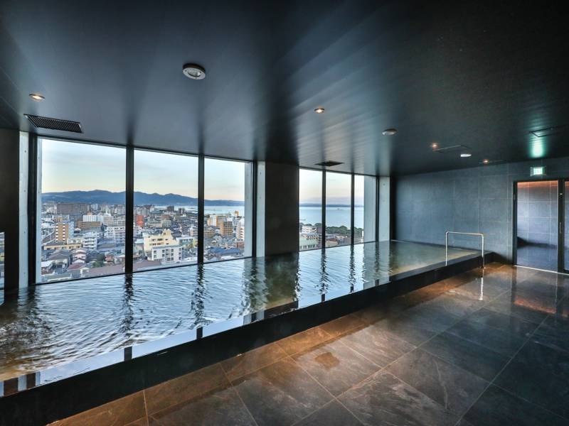 【14階大浴場・露天風呂】「美肌の湯」とも称される炭酸水素塩温泉の大浴場。別府湾の景色とともにくつろぎのひと時を