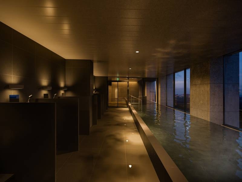 【14階大浴場・露天風呂】「美肌の湯」とも称される炭酸水素塩温泉の大浴場。別府湾の景色とともにくつろぎのひと時を