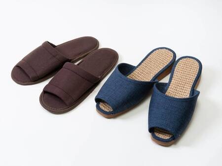 【アメニティ/例】使い切りのスリッパ（左）があるのも嬉しい