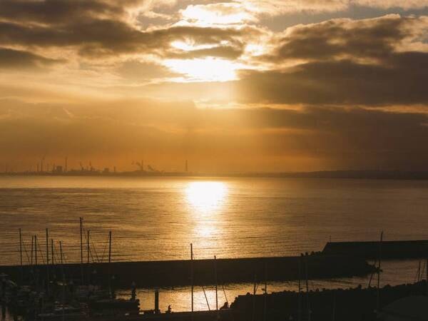 【館内眺望】客室や朝食食事会場からは美しい朝日が望めます