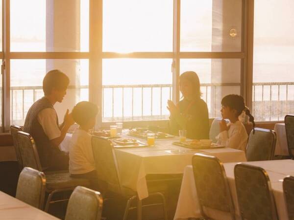 【朝食会場】朝食は嬉しいバイキング。晴れた日は朝日が美しい