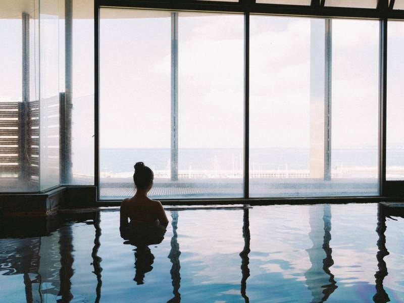 【大浴場】6階 地上20mから別府湾を望む。源泉かけ流しの温泉を満喫